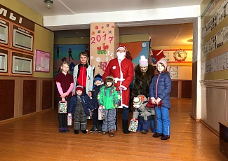 26 декабря руководители отвозили подарки, собранные нашими сотрудниками детям из многодетных, малоимущих семей
