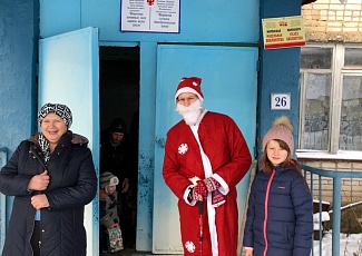 26 декабря руководители отвозили подарки, собранные нашими сотрудниками детям из многодетных, малоимущих семей